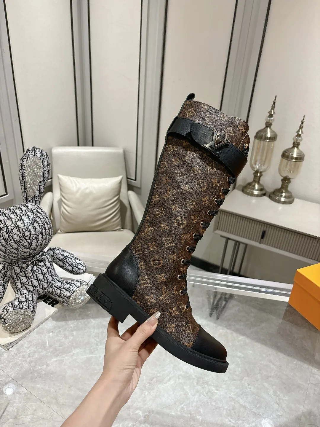 👟👟Ex-factory price 720👟👟 Louis Vuitton Louis Vuitton 2024 autumn and winter high-end customization, catwalk style of major celebrity Internet celebrities, century-old classic, exquisite craftsmanship, comfortable on the feet, side zipper design for easy putting on and taking off. This Citizen flat boots are made of smooth cow leather to demonstrate military style, and the adjustable strap embellished with the LV Capucines logo pays tribute to the Capucines handbag. The LV monogram embossed on the heel subtly echoes the Lozine trim of Louis Vuitton’s traditional trunks. Fabric: Full-grain cowhide Lining: Cowhide Buckle: Original molded outsole Original molded Color: Black Brown Code number 36 to 40 (41 to 42 can be customized and non-refundable) Bosses are welcome to make orders